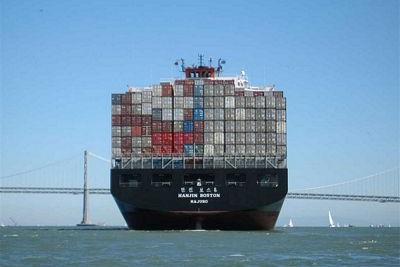 Exportaciones saliendo en barco